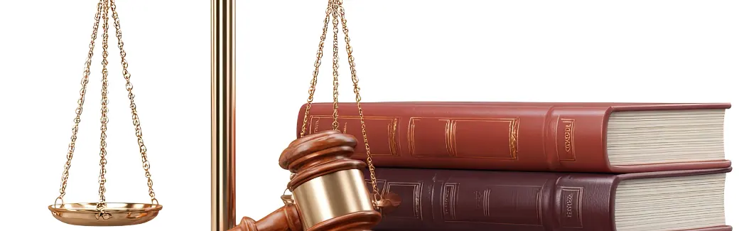 balance de la justice, marteau de juge et livres de loi reliés de cuir