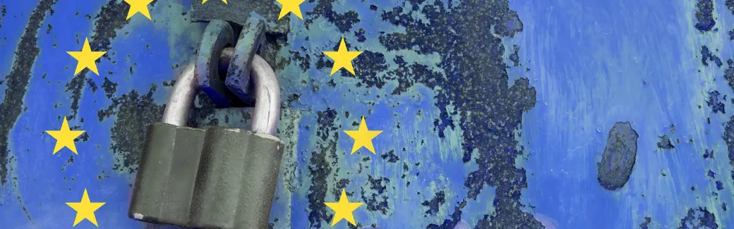 cadenas posé sur un drapeau de l'Union européenne aux étoiles jaunes, symbole de protection des données