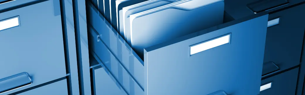 tiroirs ouverts d'un classeur de bureau bleu rempli de dossiers