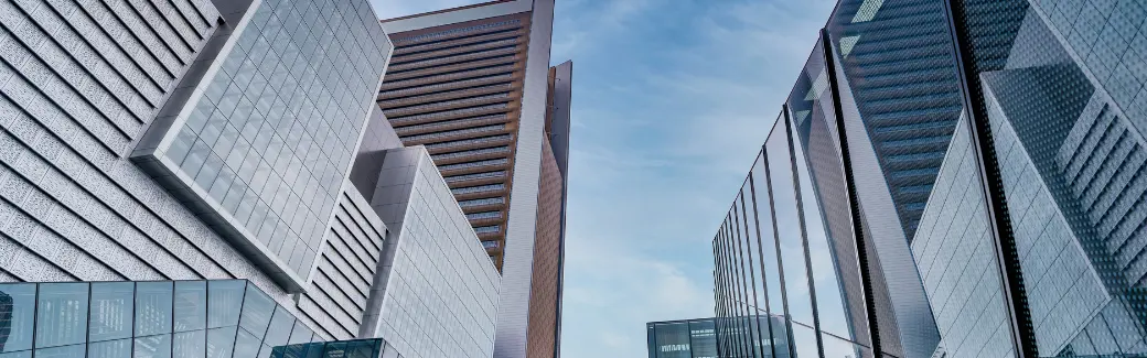 façades en verre d'immeubles de bureaux modernes sous un ciel bleu