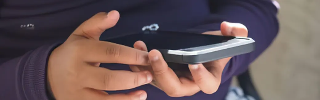 mains d'un adolescent tenant un smartphone, sans visage