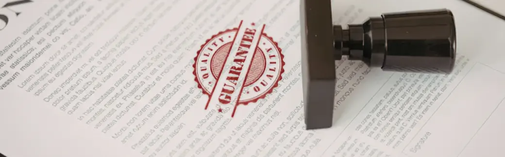 tampon encreur et cachet rouge « garantie » posés sur un document officiel imprimé